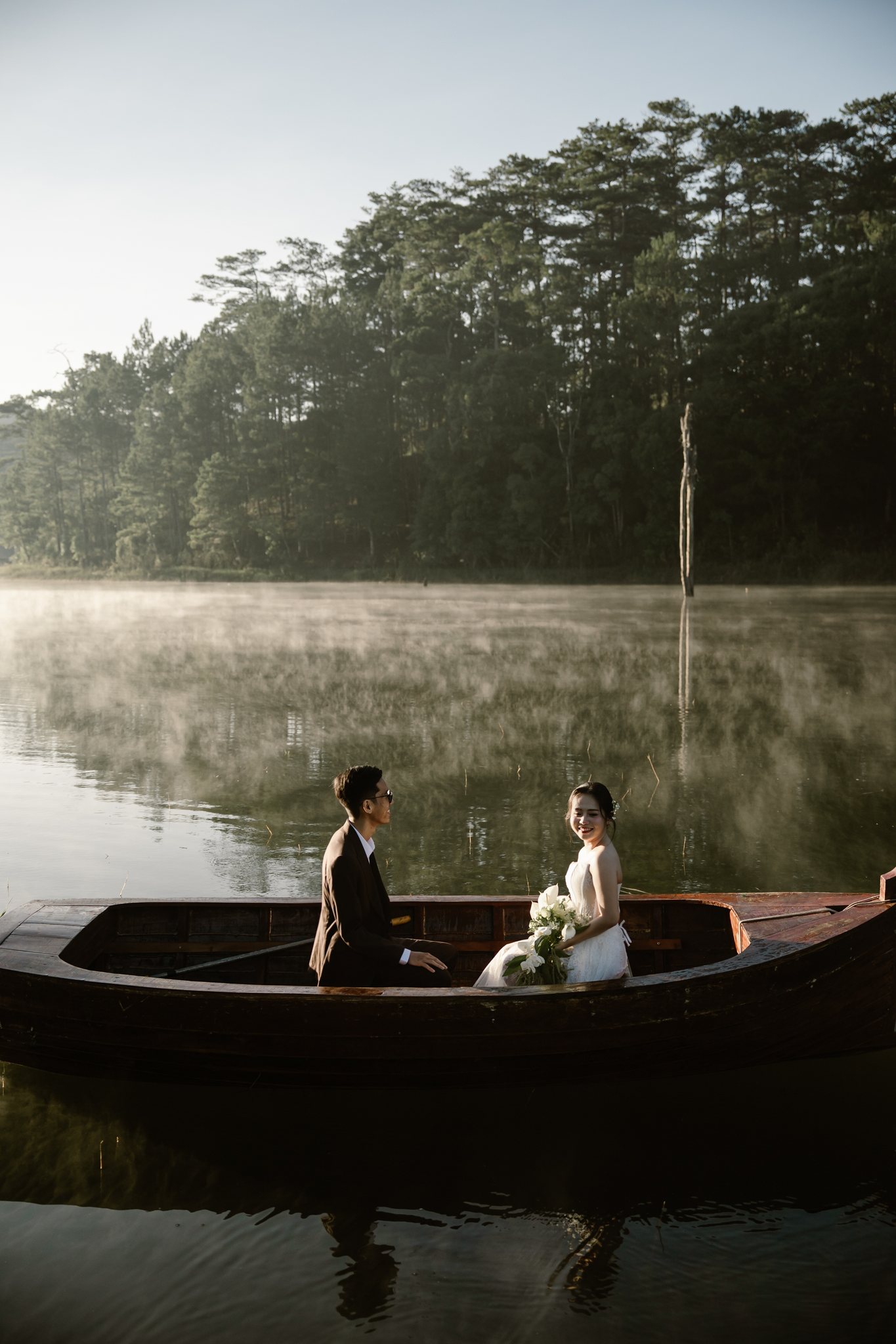 An & Phuong: A Three-Location Da Lat Pre-Wedding & Engagement Shoot, from Misty Suoi Tia to the Cau Dat Tea Hills