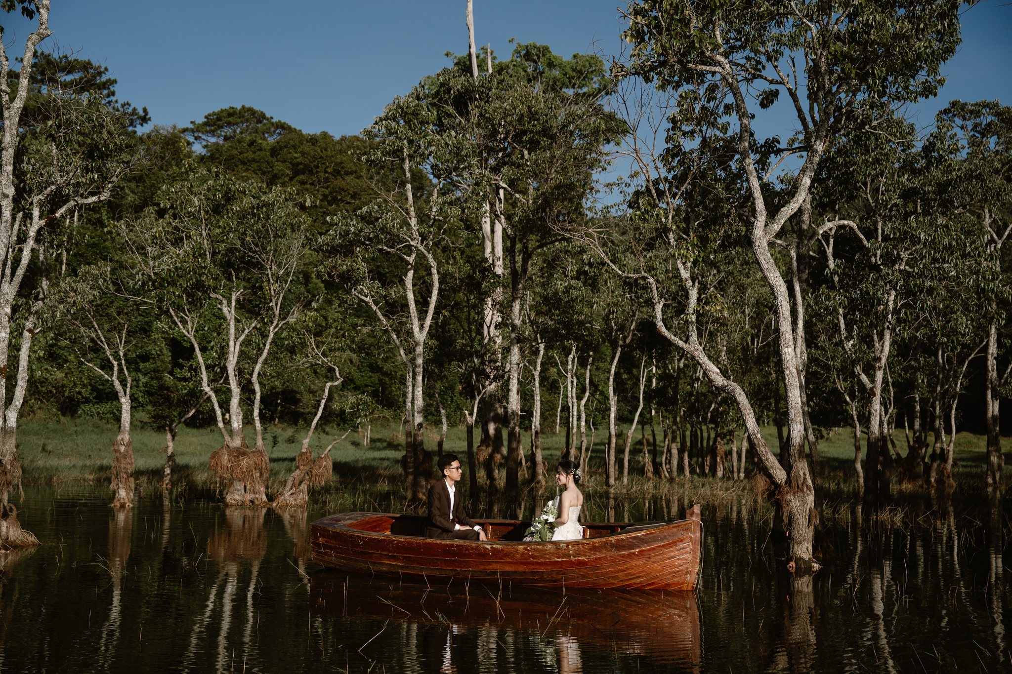An & Phuong: A Three-Location Da Lat Pre-Wedding & Engagement Shoot, from Misty Suoi Tia to the Cau Dat Tea Hills