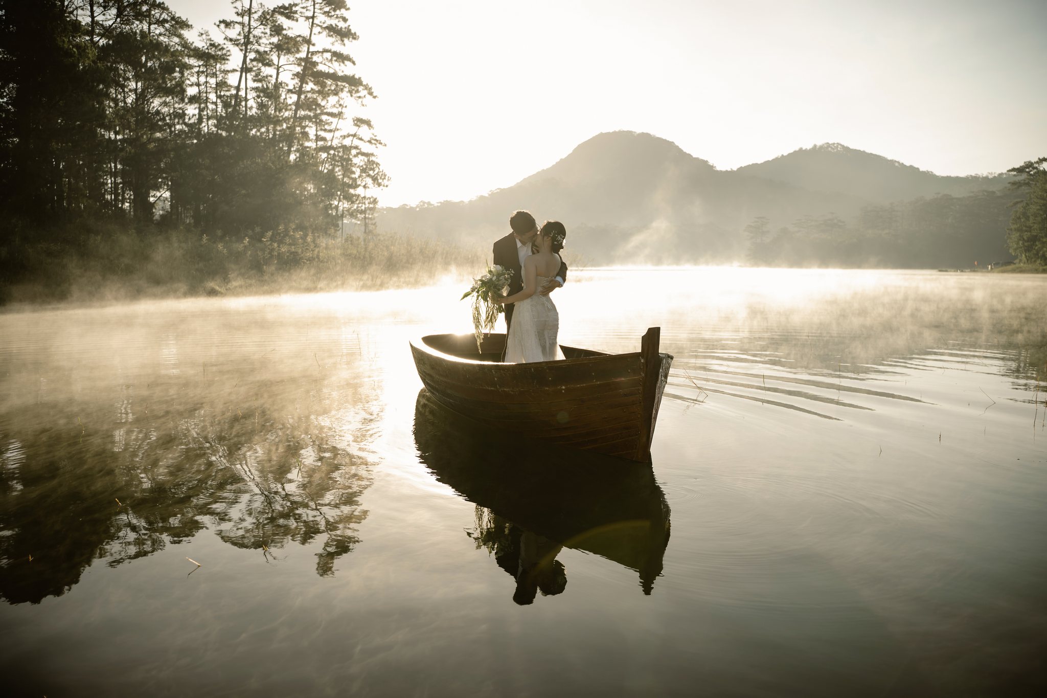 An & Phuong: A Three-Location Da Lat Pre-Wedding & Engagement Shoot, from Misty Suoi Tia to the Cau Dat Tea Hills
