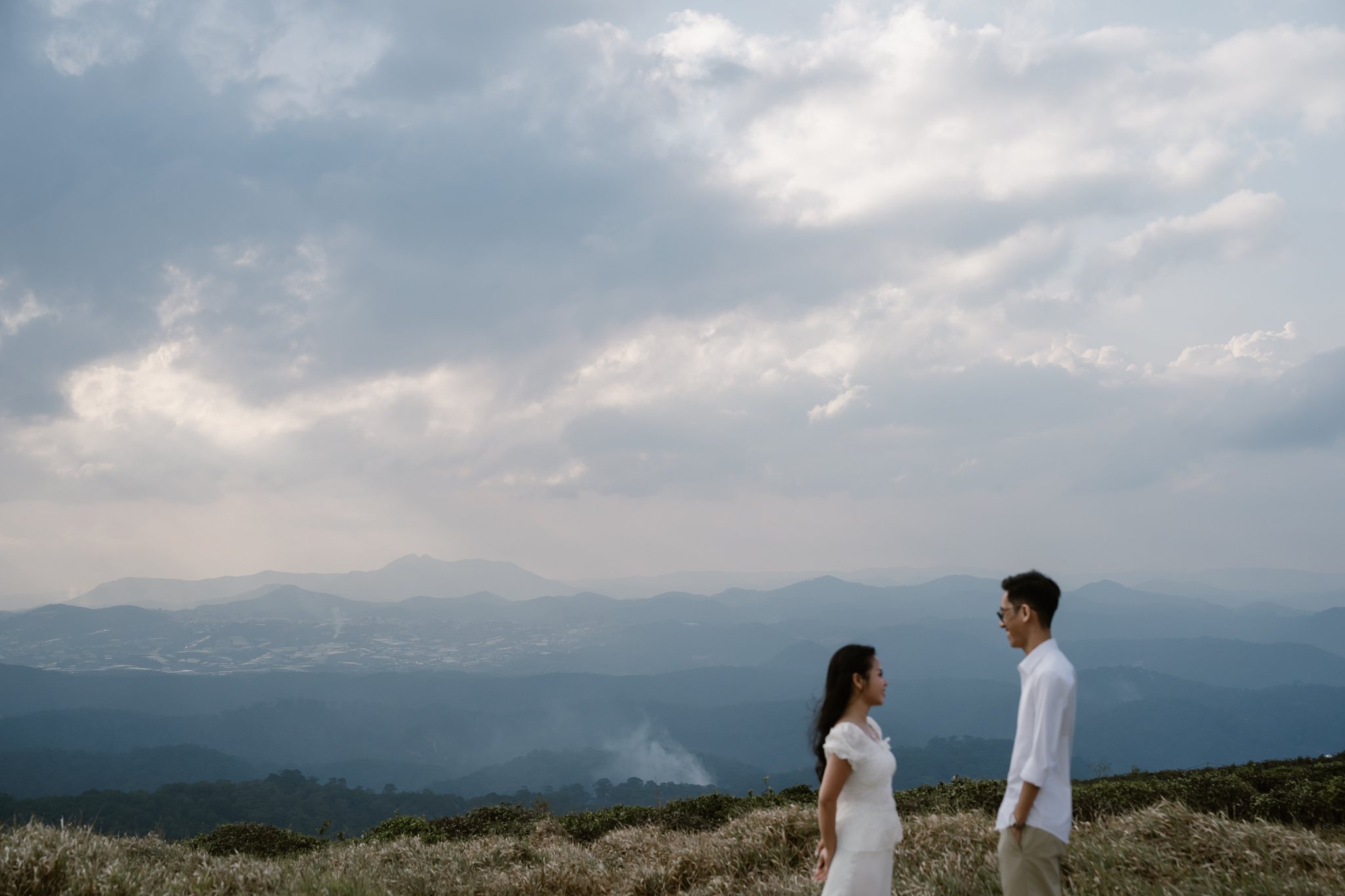 An & Phuong: A Three-Location Da Lat Pre-Wedding & Engagement Shoot, from Misty Suoi Tia to the Cau Dat Tea Hills