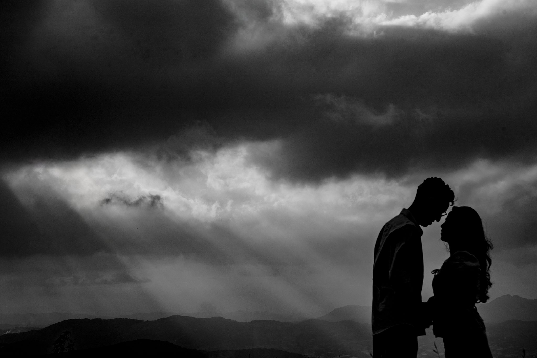 An & Phuong: A Three-Location Da Lat Pre-Wedding & Engagement Shoot, from Misty Suoi Tia to the Cau Dat Tea Hills