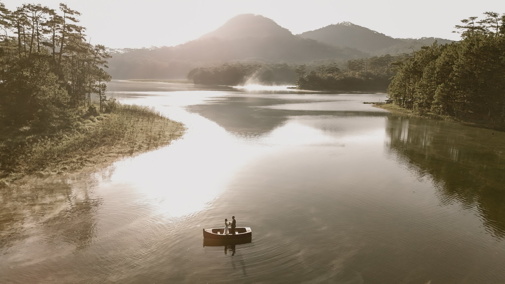 An & Phuong: A Three-Location Da Lat Pre-Wedding & Engagement Shoot, from Misty Suoi Tia to the Cau Dat Tea Hills