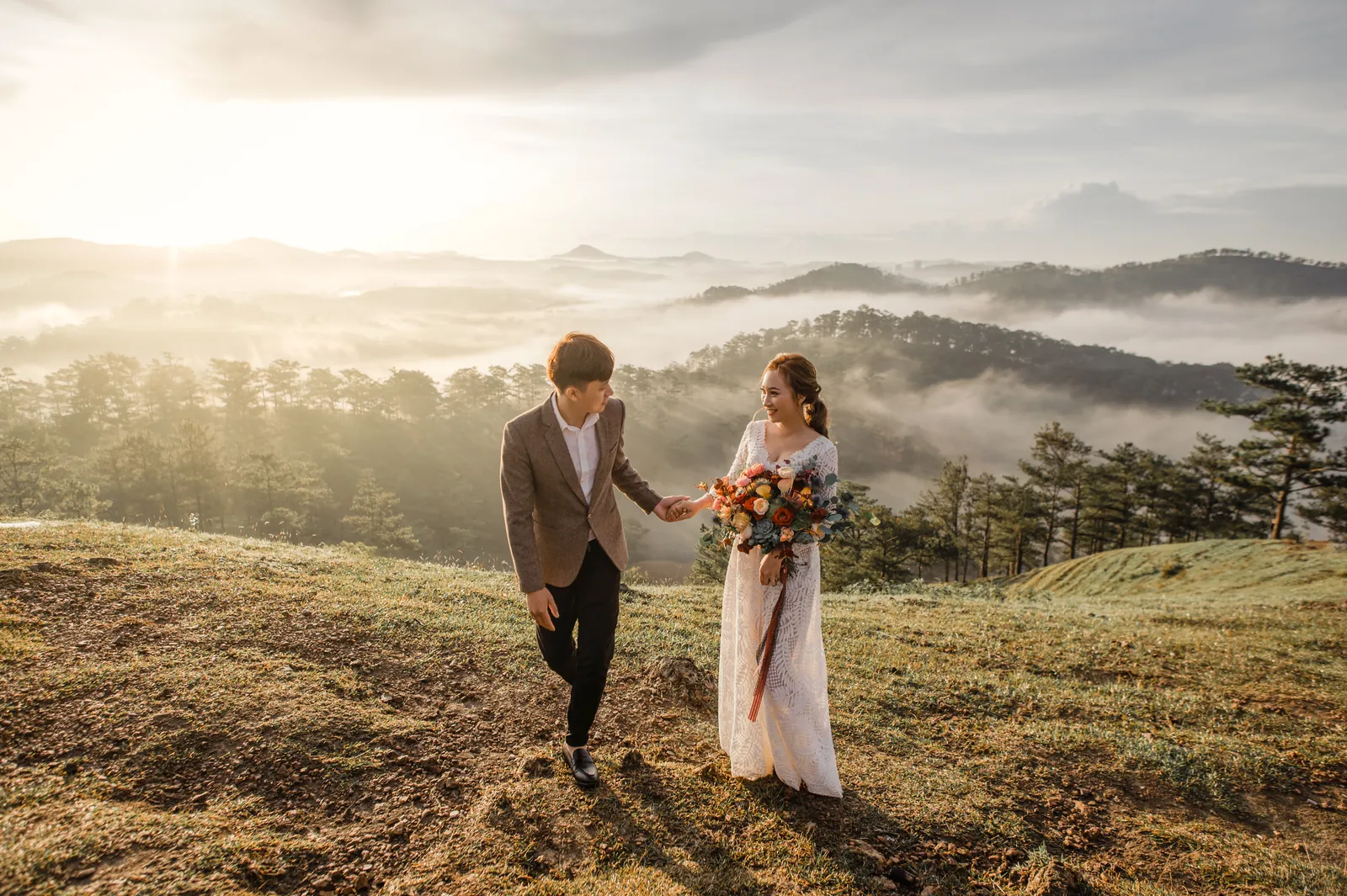 Quỳnh Anh & Trí: A Sunrise Da Lat Pre-Wedding Above a Sea of Clouds