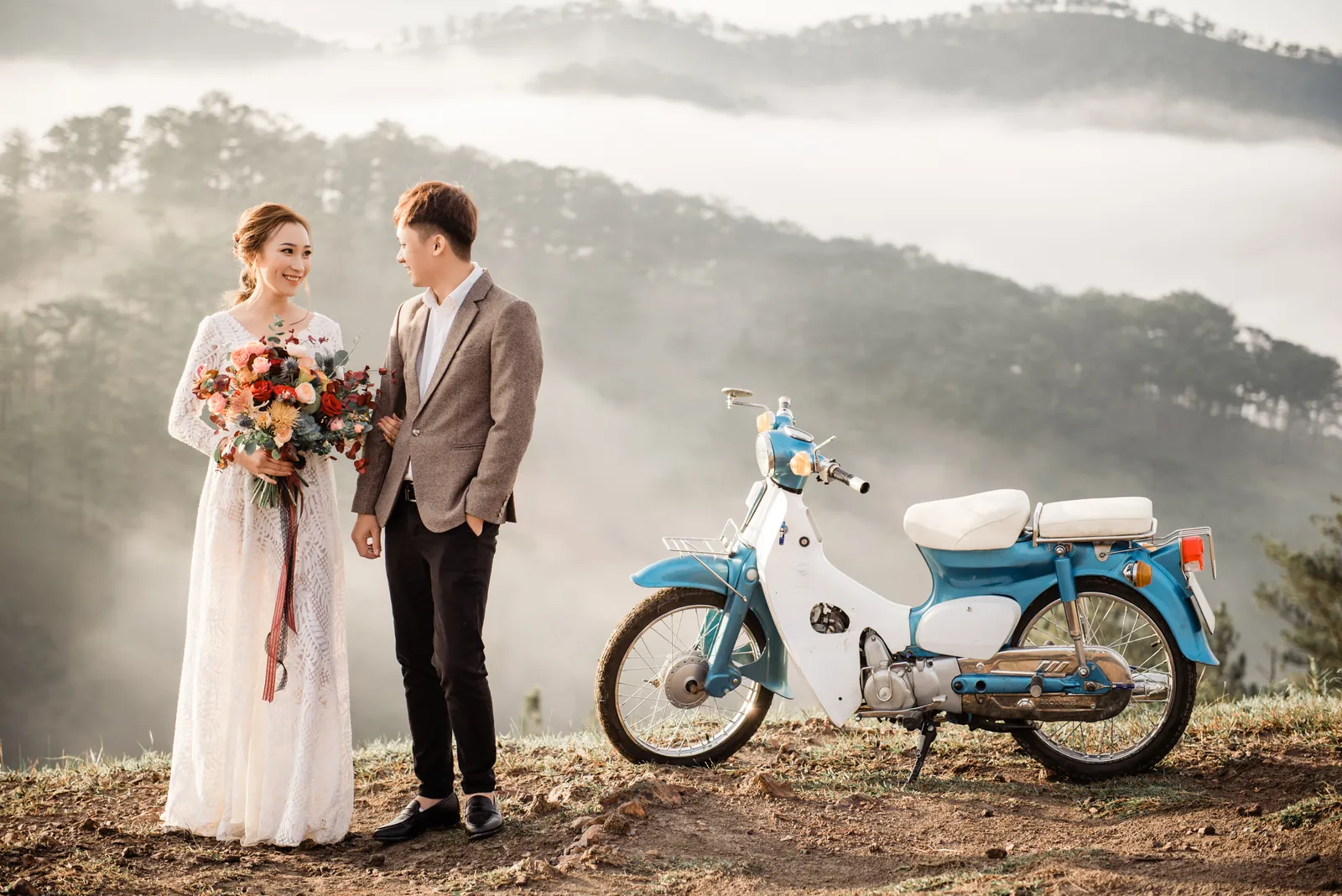 Quỳnh Anh & Trí: A Sunrise Da Lat Pre-Wedding Above a Sea of Clouds