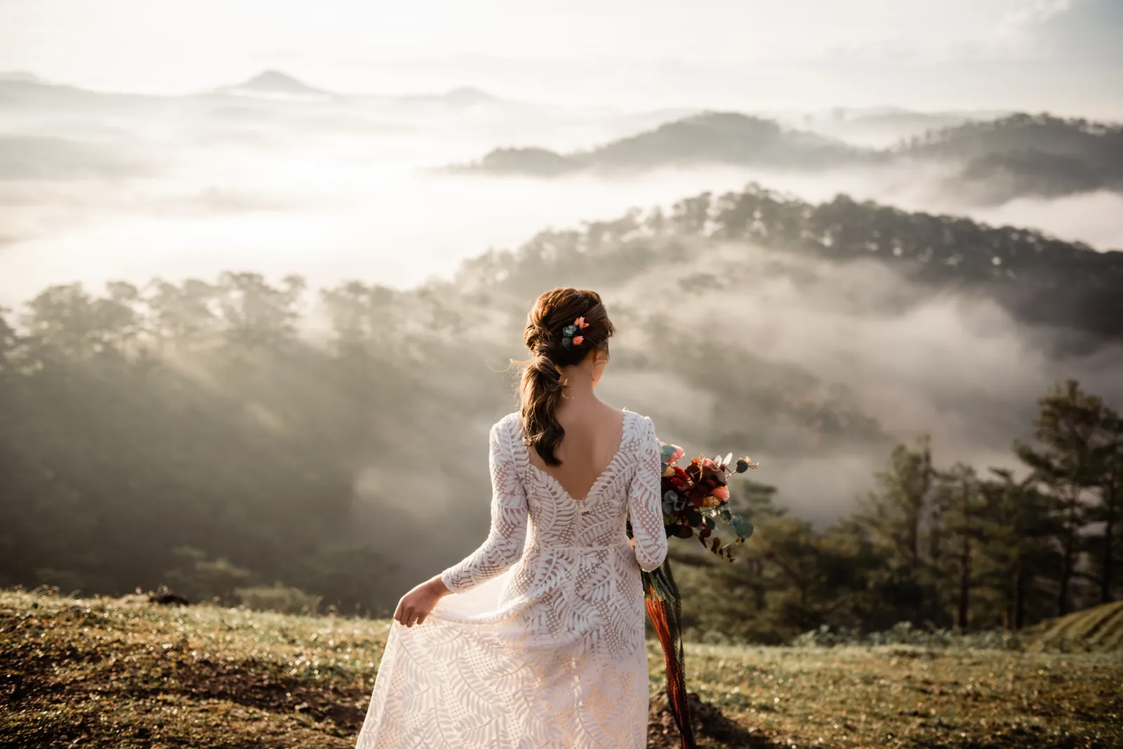 Quỳnh Anh & Trí: A Sunrise Da Lat Pre-Wedding Above a Sea of Clouds
