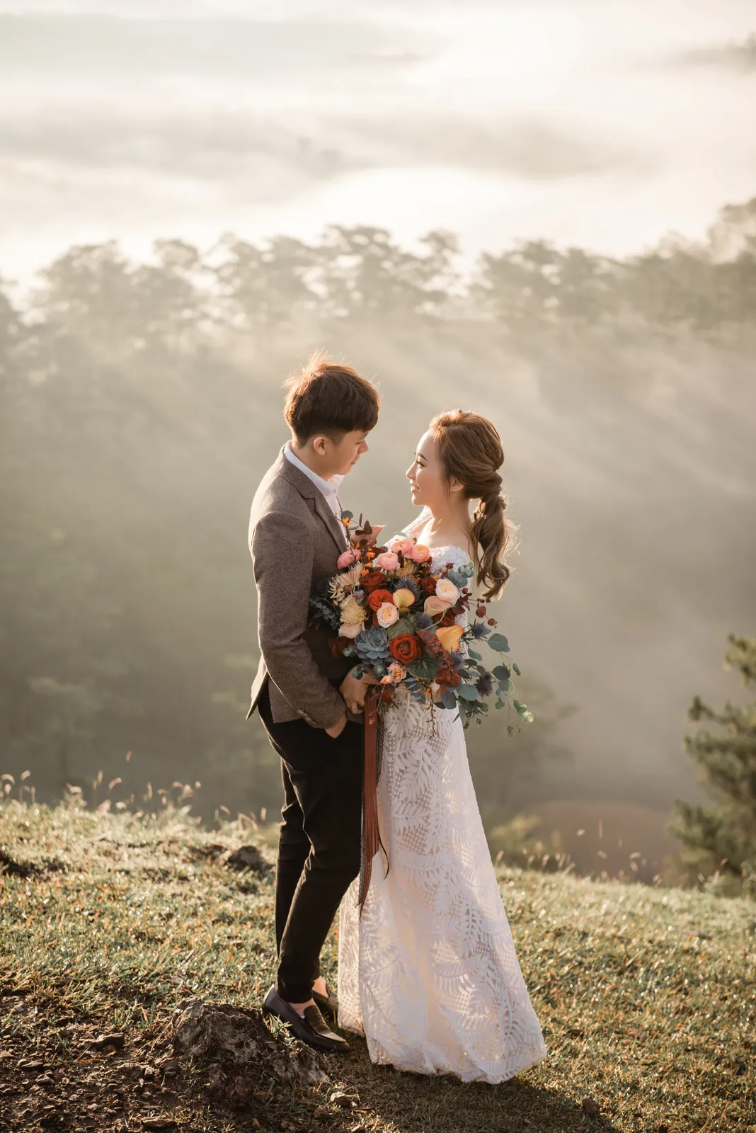 Quỳnh Anh & Trí: A Sunrise Da Lat Pre-Wedding Above a Sea of Clouds