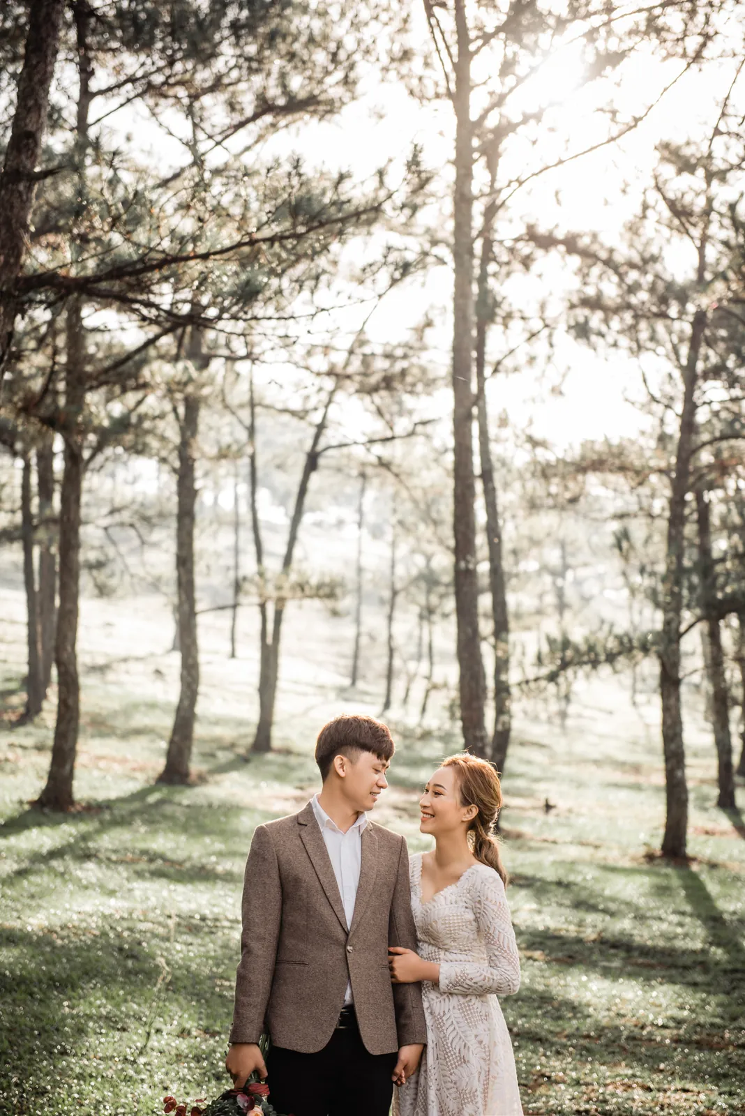 Quỳnh Anh & Trí: A Sunrise Da Lat Pre-Wedding Above a Sea of Clouds