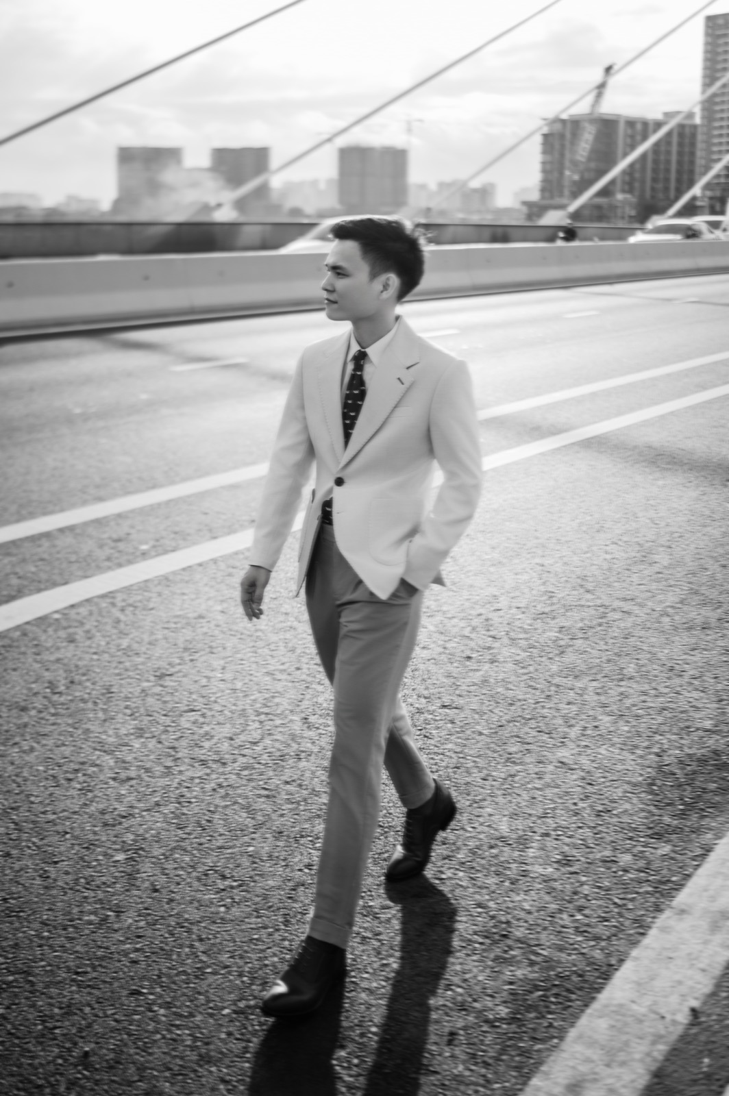 The groom on the bridge, in black and white.