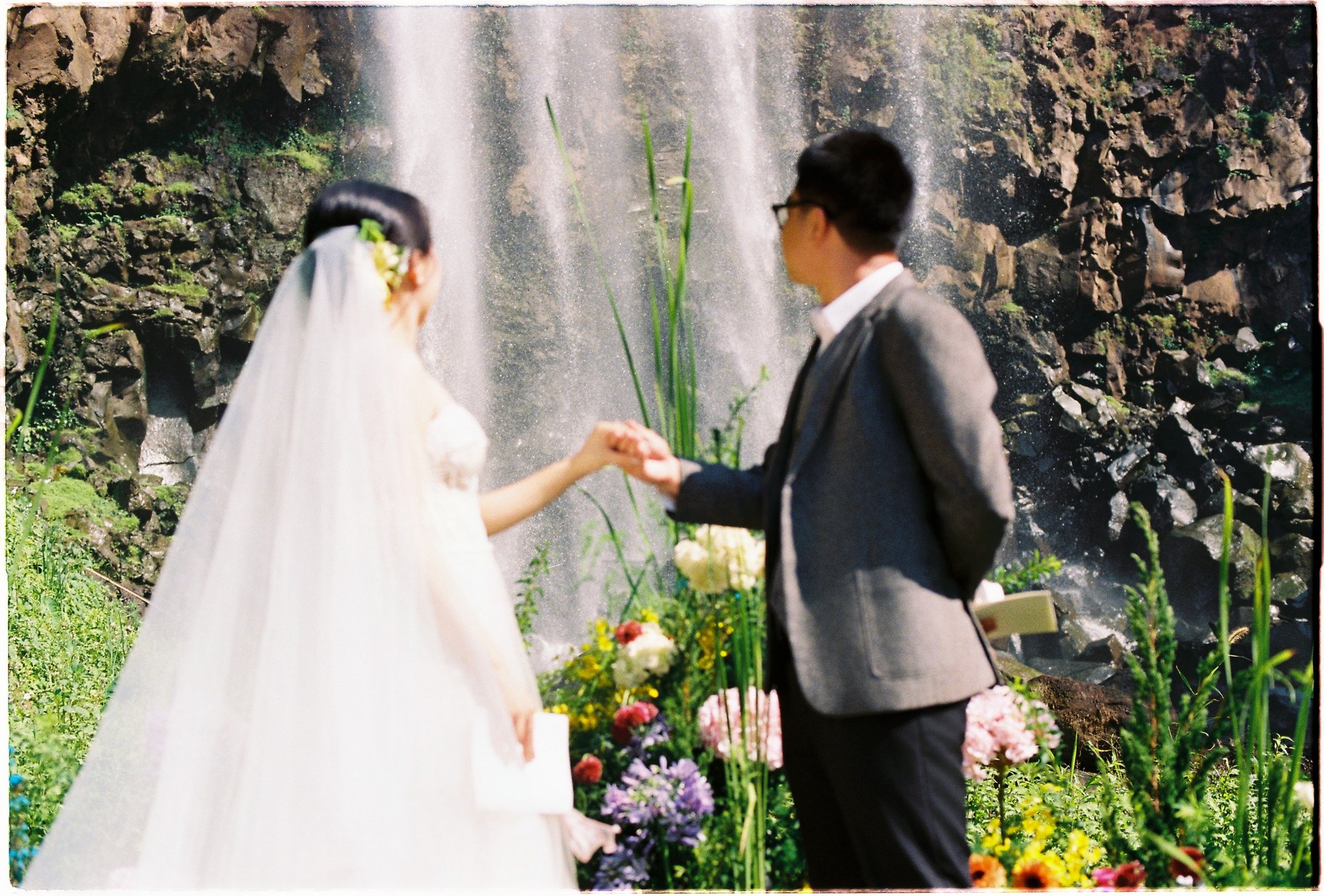 A Da Lat Waterfall Elopement on 35mm Film — Tiến Anh & Trân's Private Vow Ceremony at Liêng Chi Nha & Suối Tía
