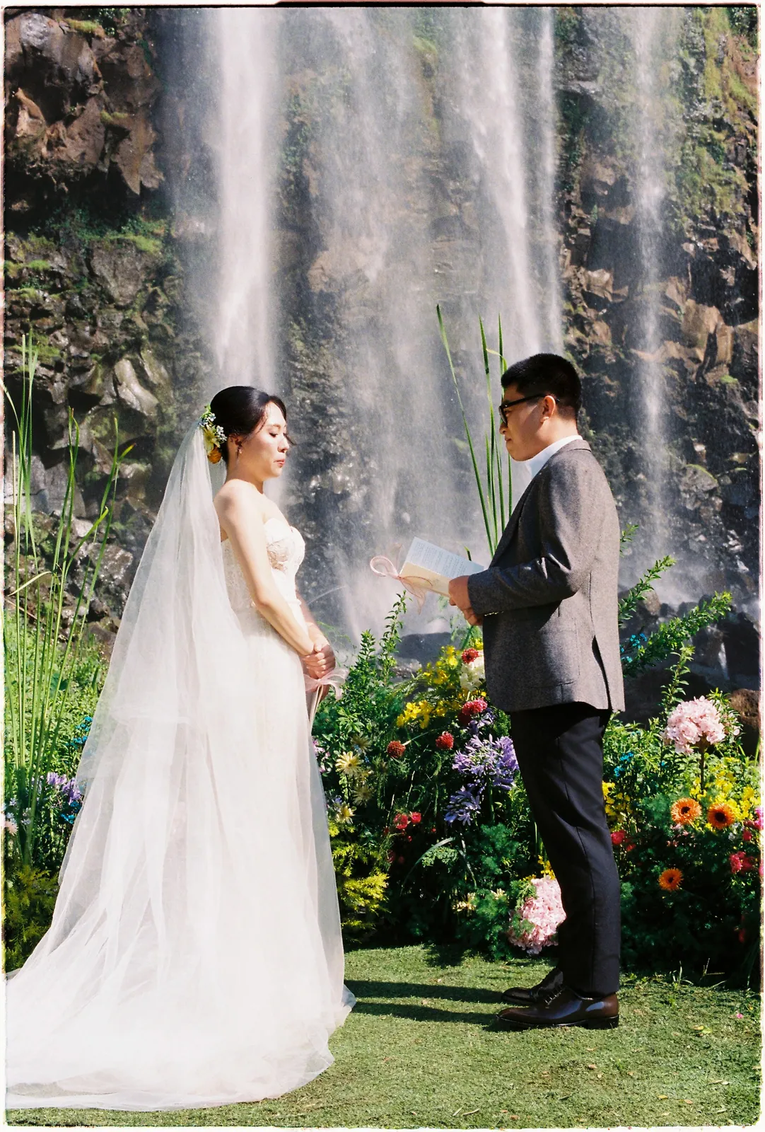 Candid vertical wedding content, the kiss