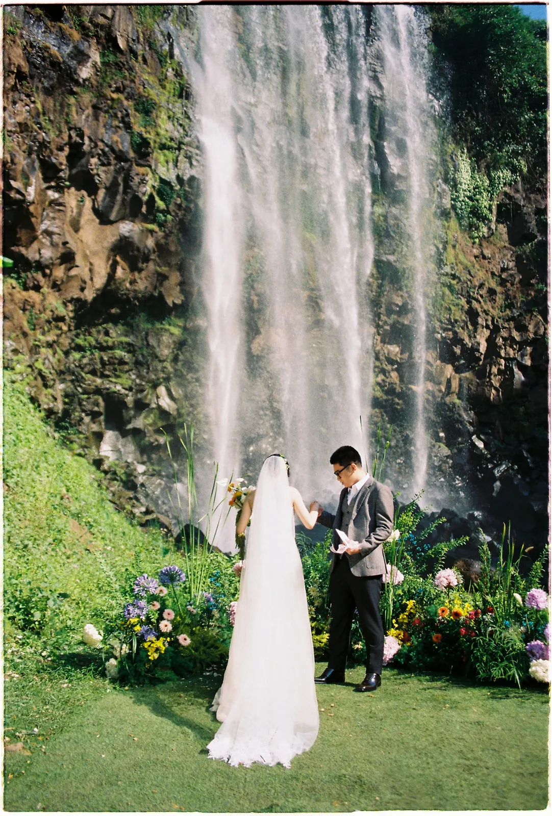 A Da Lat Waterfall Elopement on 35mm Film: Tiến Anh & Trân's Private Vow Ceremony at Liêng Chi Nha & Suối Tía