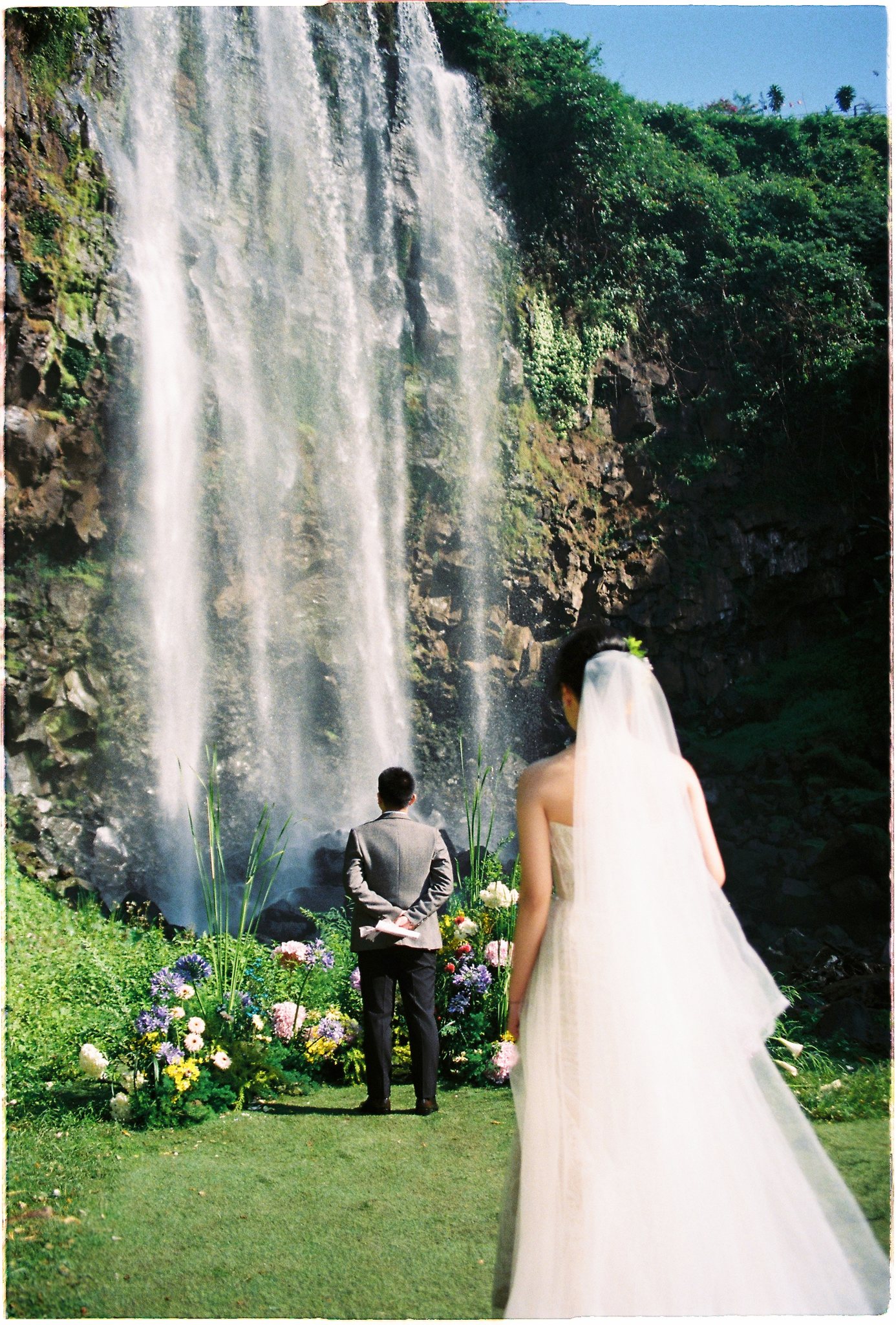 A Da Lat Waterfall Elopement on 35mm Film — Tiến Anh & Trân's Private Vow Ceremony at Liêng Chi Nha & Suối Tía