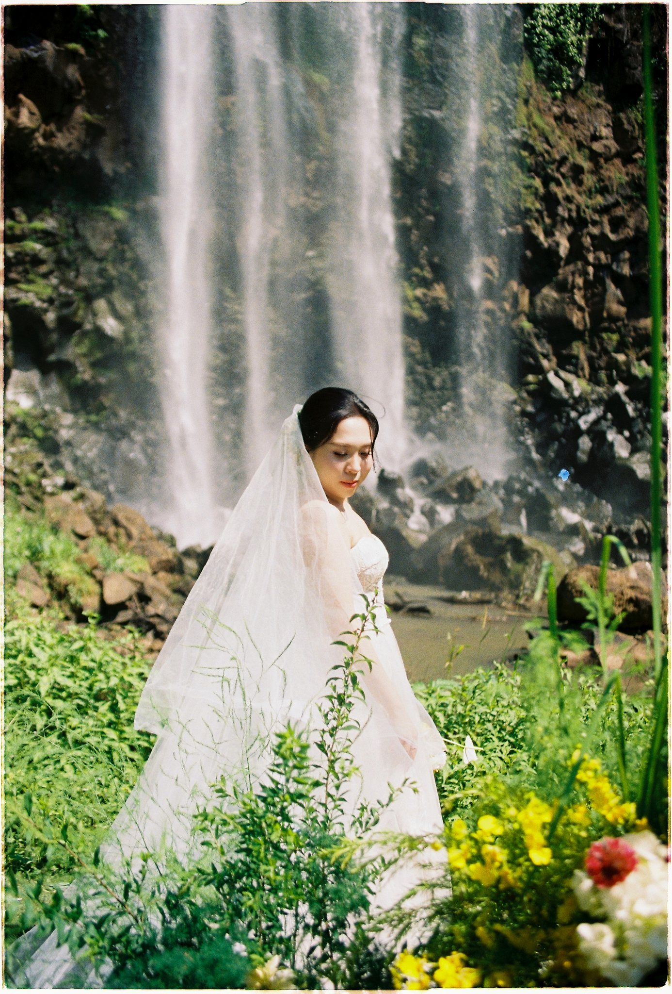 A Da Lat Waterfall Elopement on 35mm Film — Tiến Anh & Trân's Private Vow Ceremony at Liêng Chi Nha & Suối Tía