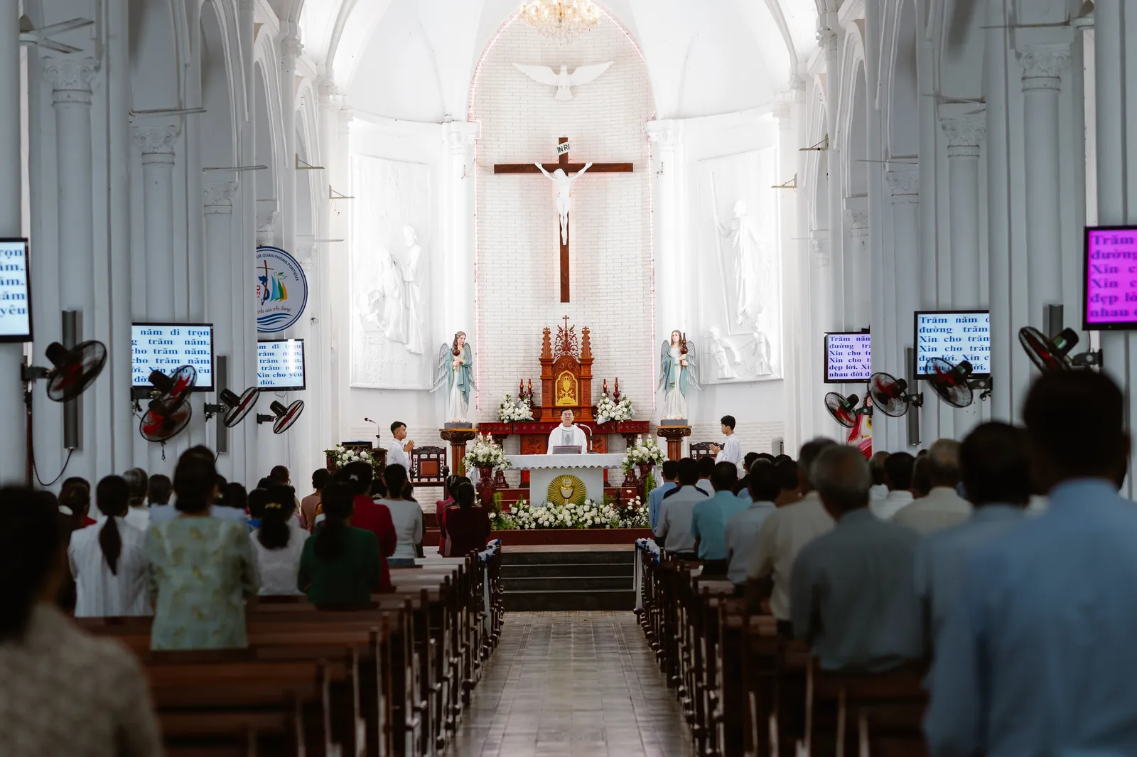 Thánh lễ hôn phối với gia đình và giáo dân trong nhà thờ