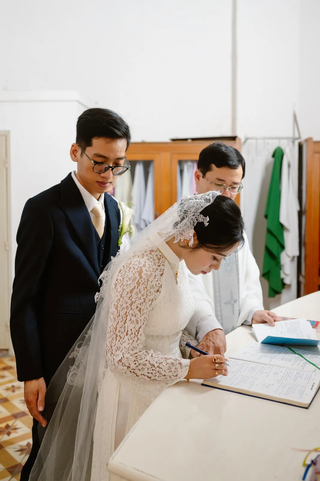 Cô dâu chú rể ký sổ hôn phối tại nhà thờ