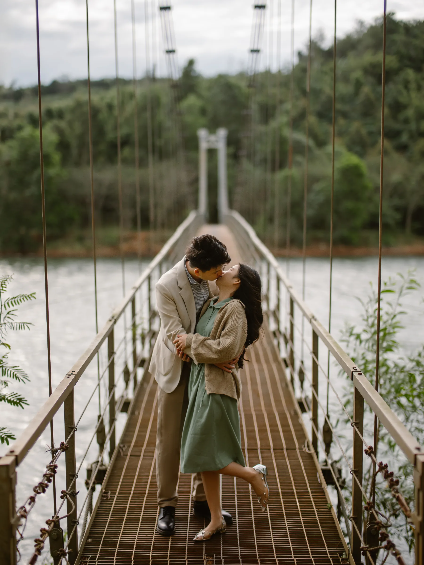 A suspension bridge on the road through Đắk Nông.