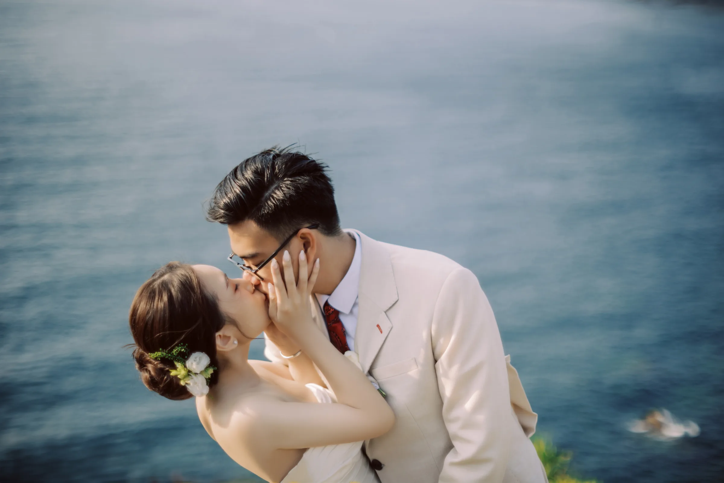 Couple kissing above the sea at a Phu Yen pre-wedding on film