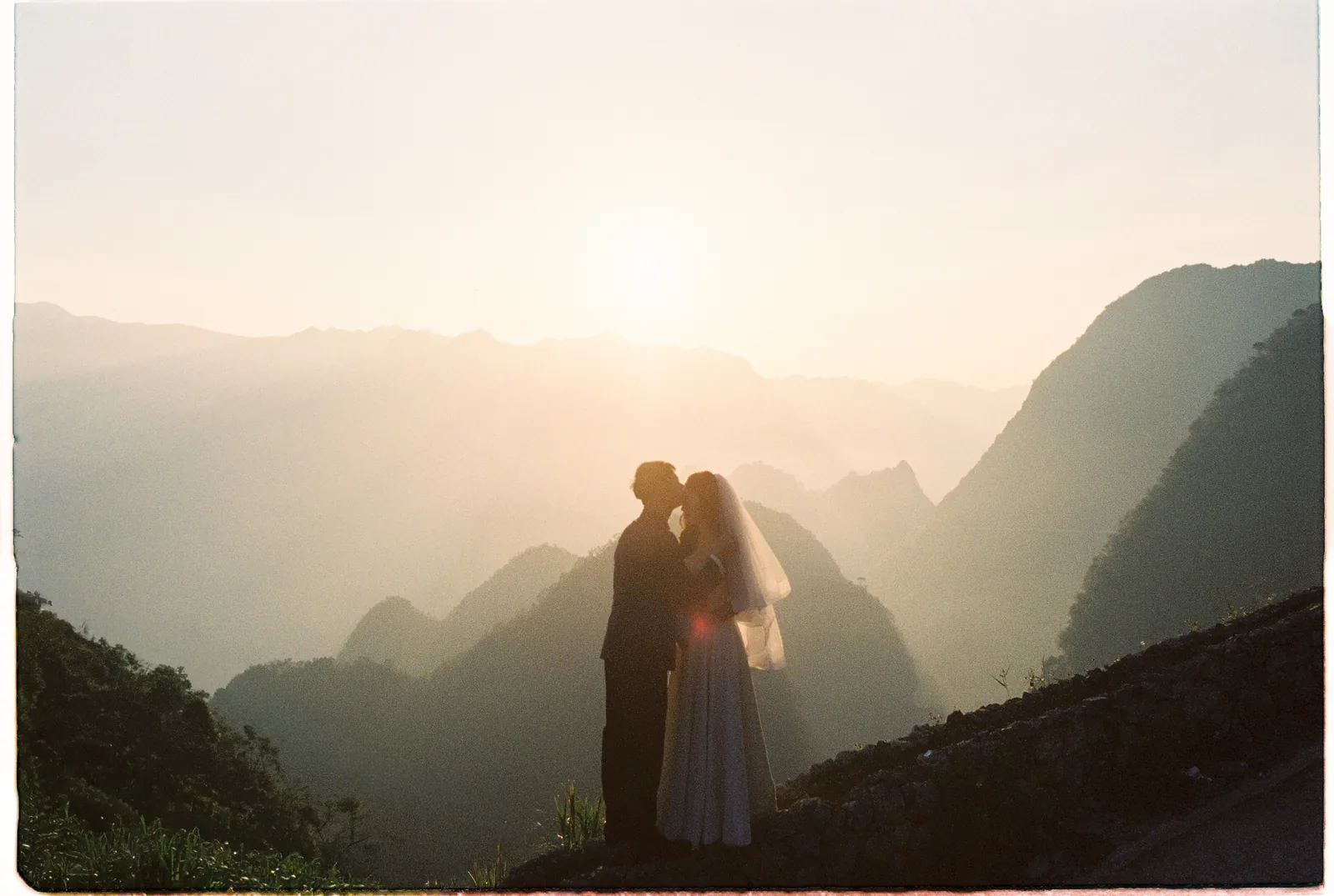 Hoàng hôn rực lửa trên cao nguyên đá.